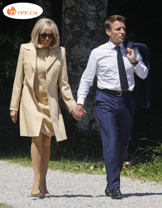 马克龙夫妇在G7峰会撒狗粮！69岁布丽吉特秀少女腿，浪漫牵手真甜
