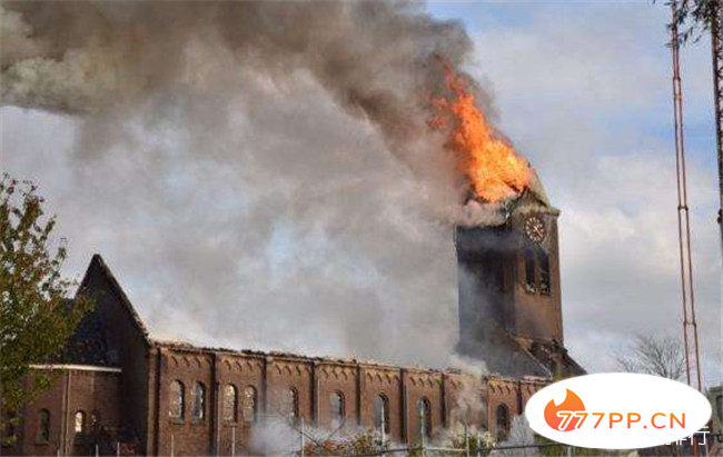 荷兰百年教堂失火 巴黎圣母院悲剧重演令人心痛